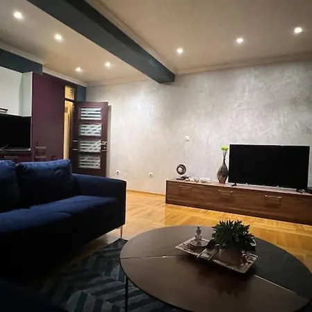 Flat In * Μπούντβα